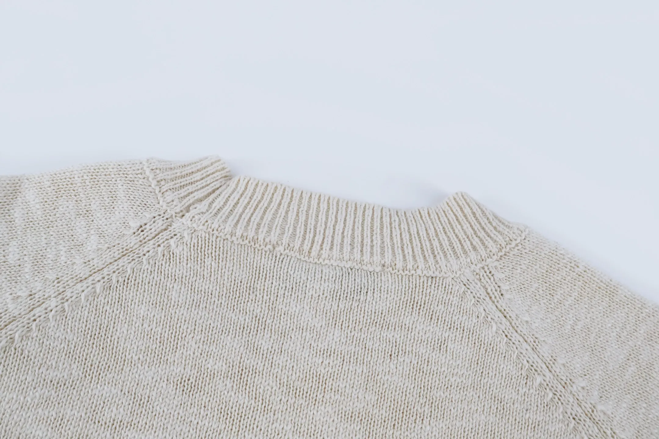 P460 Stone Island Stone Island embroidered sweater (apricot). The original version was purchased and developed for 4,050 yuan. It is woven with yarn knitted from 58% wool and 42% nylon. The classic navy blue tone outlines a simple silhouette, and the raglan sleeve design takes into account both wearing comfort and the beauty of the shoulder line. The white embroidered brand logo and starburst pattern on the chest form a visual highlight, and the delicate stitching shows the craftsmanship. The selected knitted fabric is soft and skin-friendly, and the ribbed collar, cuffs and hem enhance the stiffness of the silhouette. Whether worn alone or layered, you can easily create a daily look that combines functionality and style. Size:S-M-L